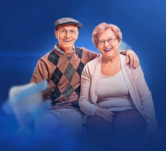 Paciente com sorriso perfeito após implantes dentários