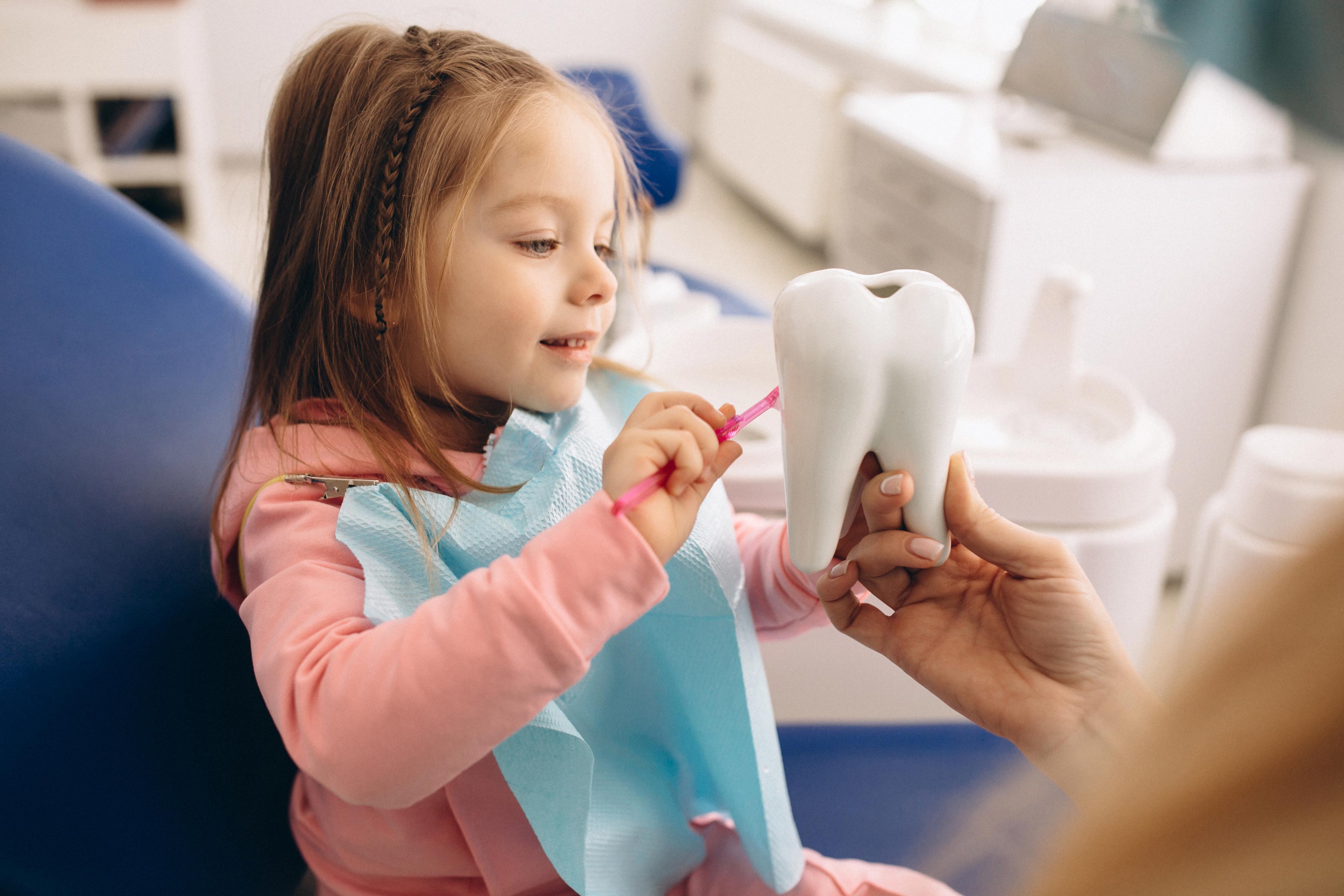 Tratamento dentário em crianças diminui 89% na pandemia e especialista faz alerta